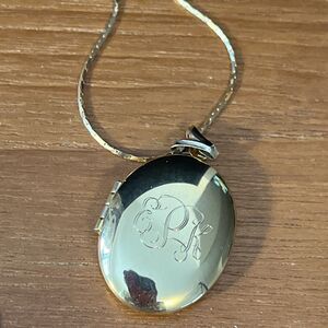 Vintage Jewelry Gold Tone Oval Monogrammed Polished Picture Locket Necklace 24”